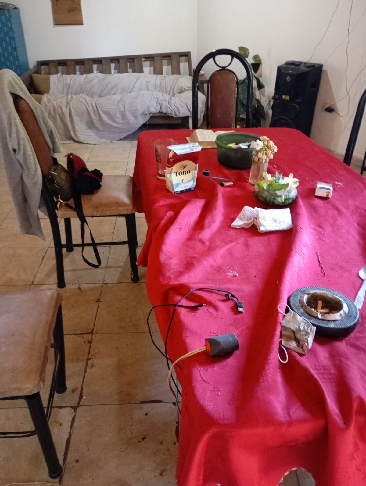 Los vecinos señalaron que estuvieron de fiesta toda la noche hasta que se produjo una pelea entre la mujer y el hombre. Los vecinos señalaron que estuvieron de fiesta toda la noche hasta que se produjo una pelea entre la mujer y el hombre.