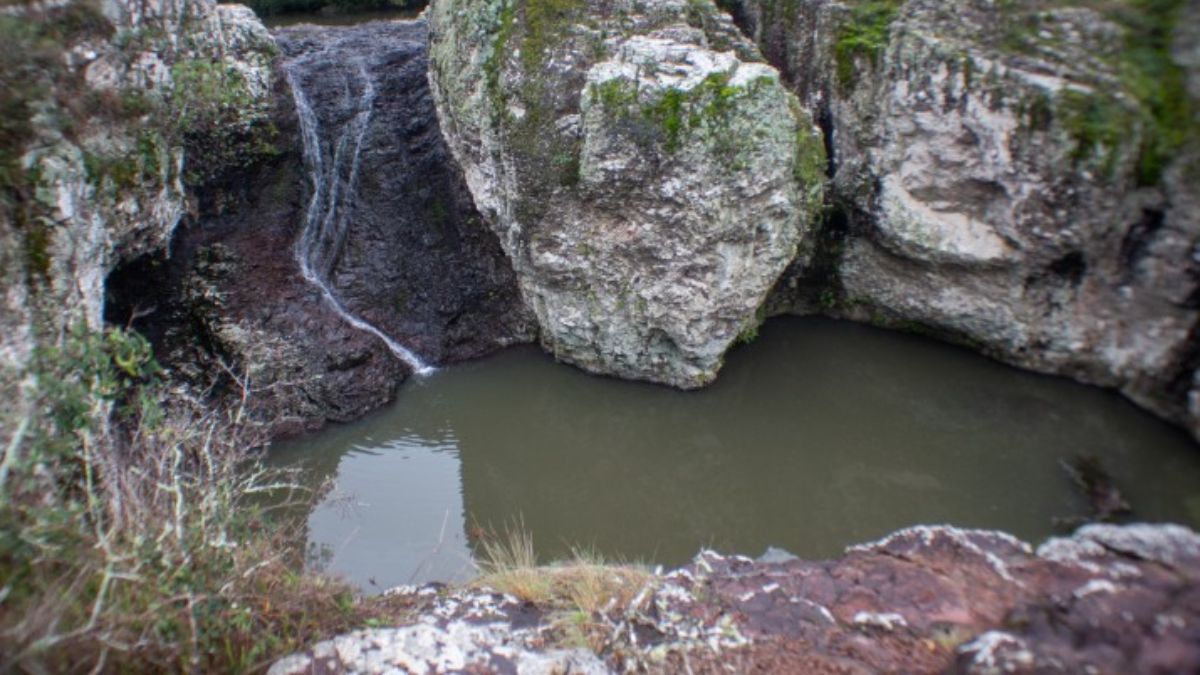 Algunos alumnos de la escuela secundaria de Tambores temen que Pozo Hondo, un lago cercano utilizado por los lugareños en el verano, pueda secarse (Foto: Ramiro Barreiro / Diálogo Chino) Algunos alumnos de la escuela secundaria de Tambores temen que Pozo Hondo, un lago cercano utilizado por los lugareños en el verano, pueda secarse (Foto: Ramiro Barreiro / Diálogo Chino)