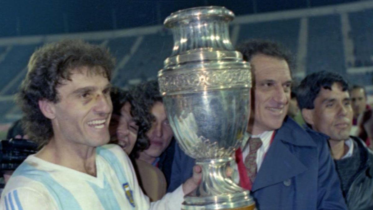 Coco Basile era el DT en la Copa América de Chile Coco Basile era el DT en la Copa América de Chile