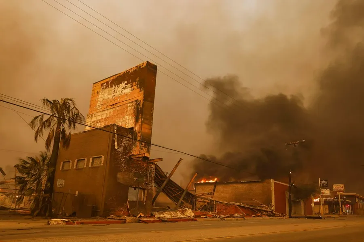 Daños causados por el incendio Eaton, cerca de Los Ángeles en California. Este incendio dejó como saldo dos muertos. Crédito: EFE/Caroline Brehman.