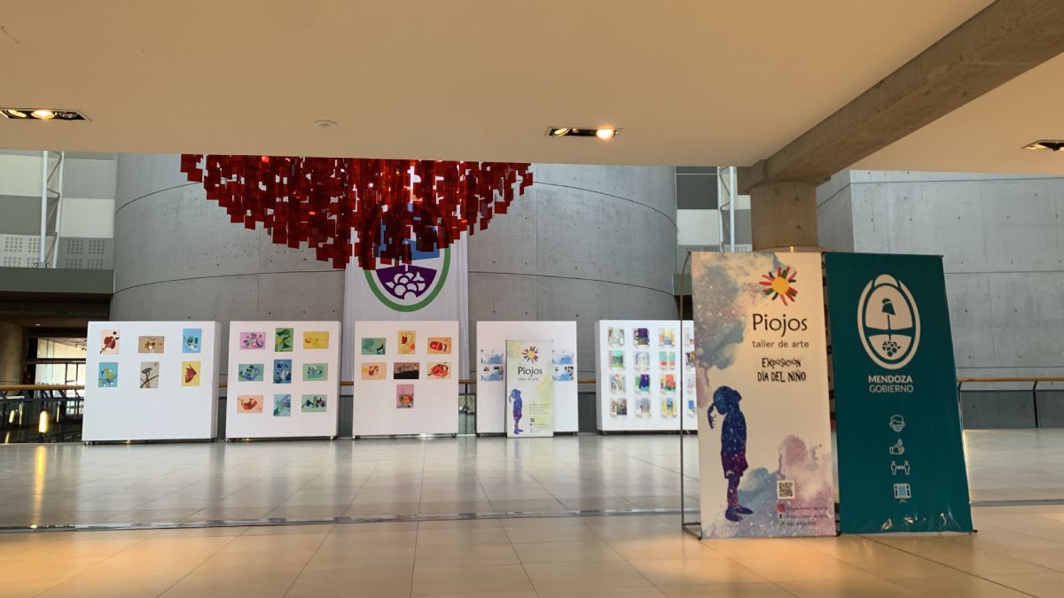 El pasado 14 de agosto quedó inaugurada la muestra de arte infantil organizada por Piojos taller de arte, donde se exponen obras de los alumnos en el Espacio Cultural Julio Le Parc.