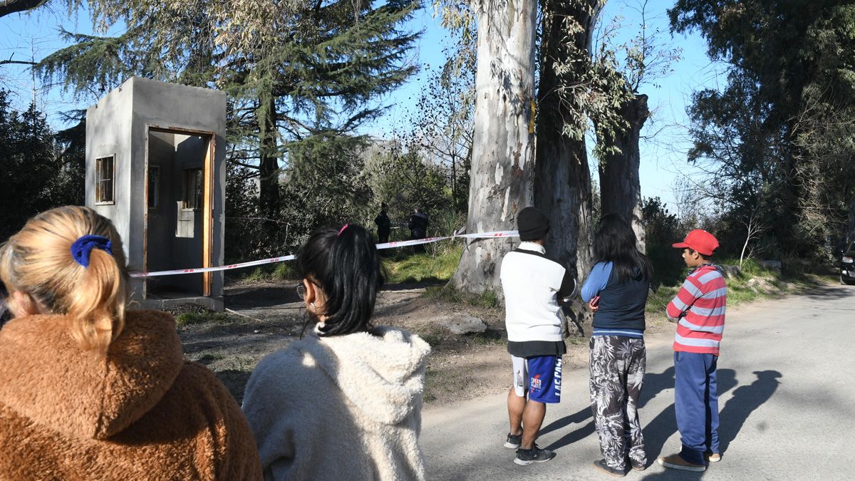 En el lugar donde fue encontrado el cuerpo de la mujer asesinada, en Ezeiza, se hicieron presentes los familiares de la víctima