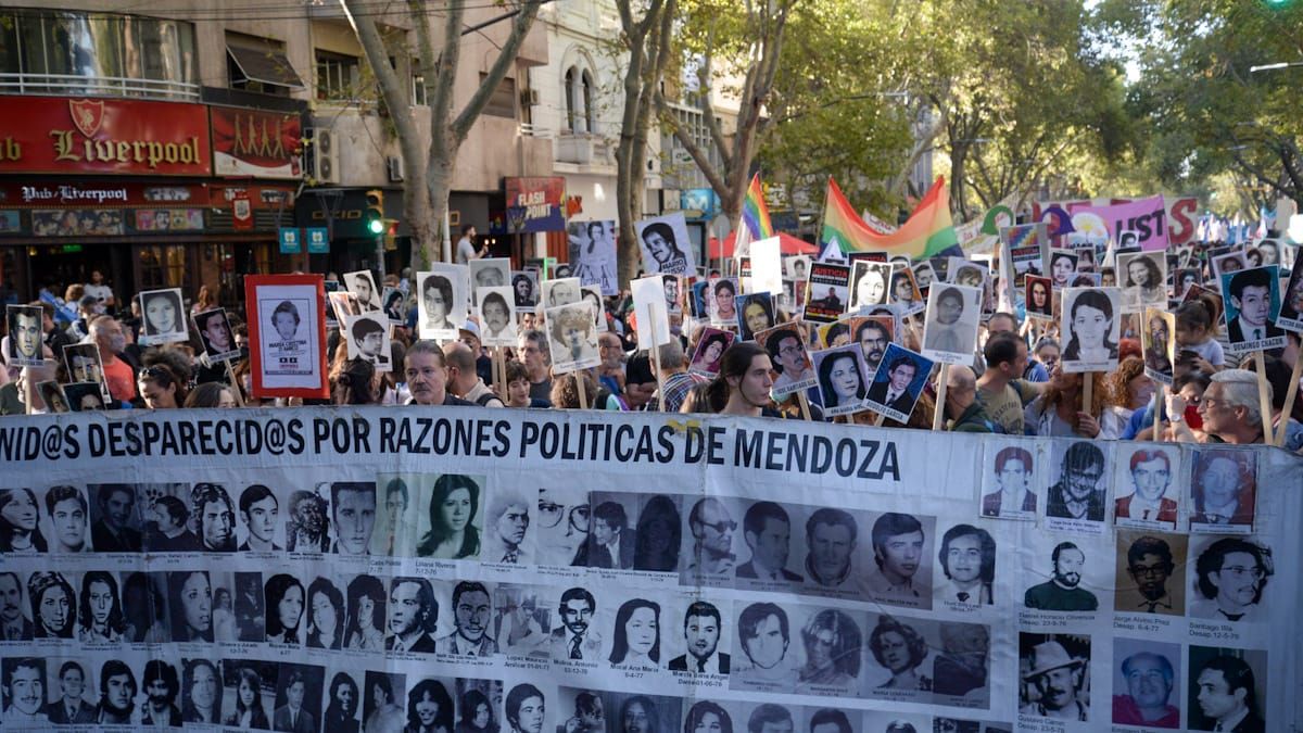 Multitudinaria marcha en Mendoza en el Día Nacional de la Memoria por la Verdad y la Justicia.