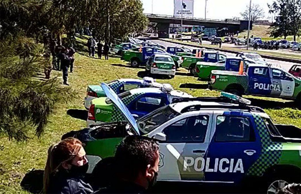 Protesta de la policía bonaerense en el cruce Varela. Las fuerzas de seguridad de la provincia de Buenos Aires se manifestaron otra vez masivamente, pese al aumento de sueldo anunciado por el gobierno. Foto: Gentileza @santosjorgeh