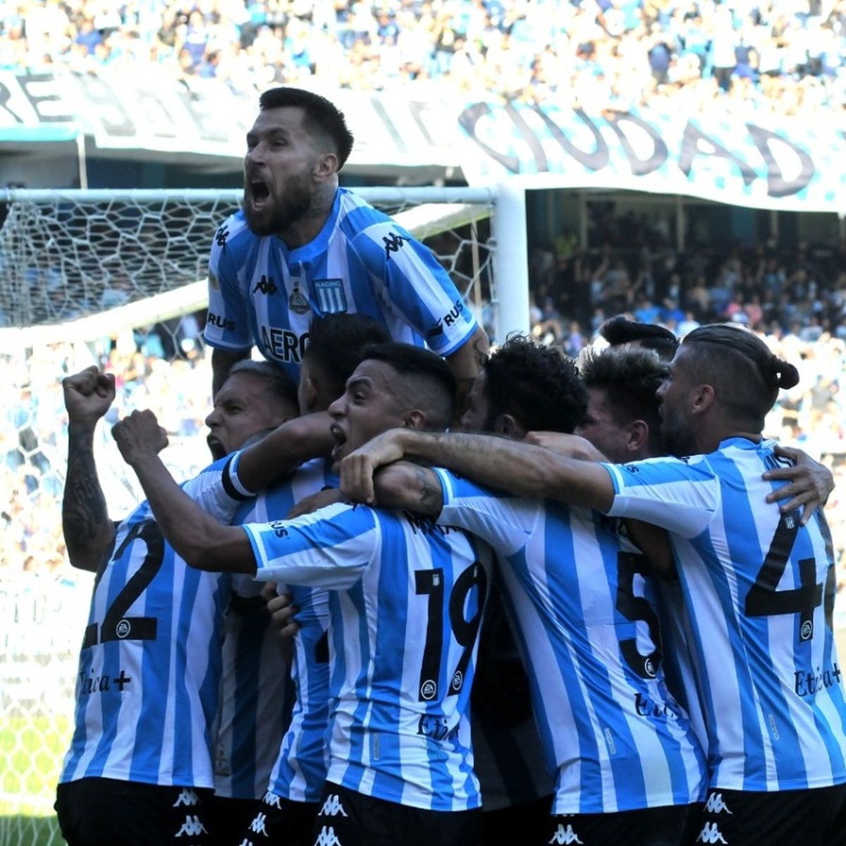 Racing goleó a Sarmiento y se mantuvo puntero e invicto