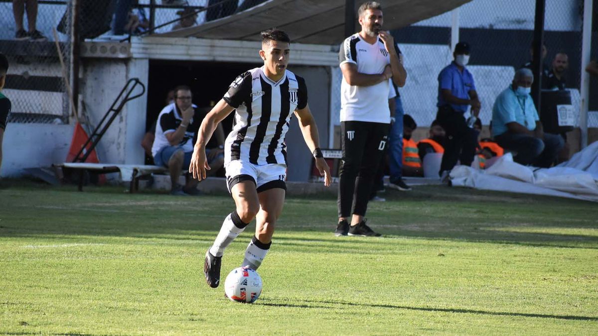 Leandro Ciccolini de mitad de cancha para adelante saca la diferencia con su habilidad.
