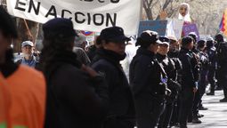 Hubo mucha policía este miércoles. De todos modos no hubo incidentes. De fondo, una Abuela de Plaza de Mayo.