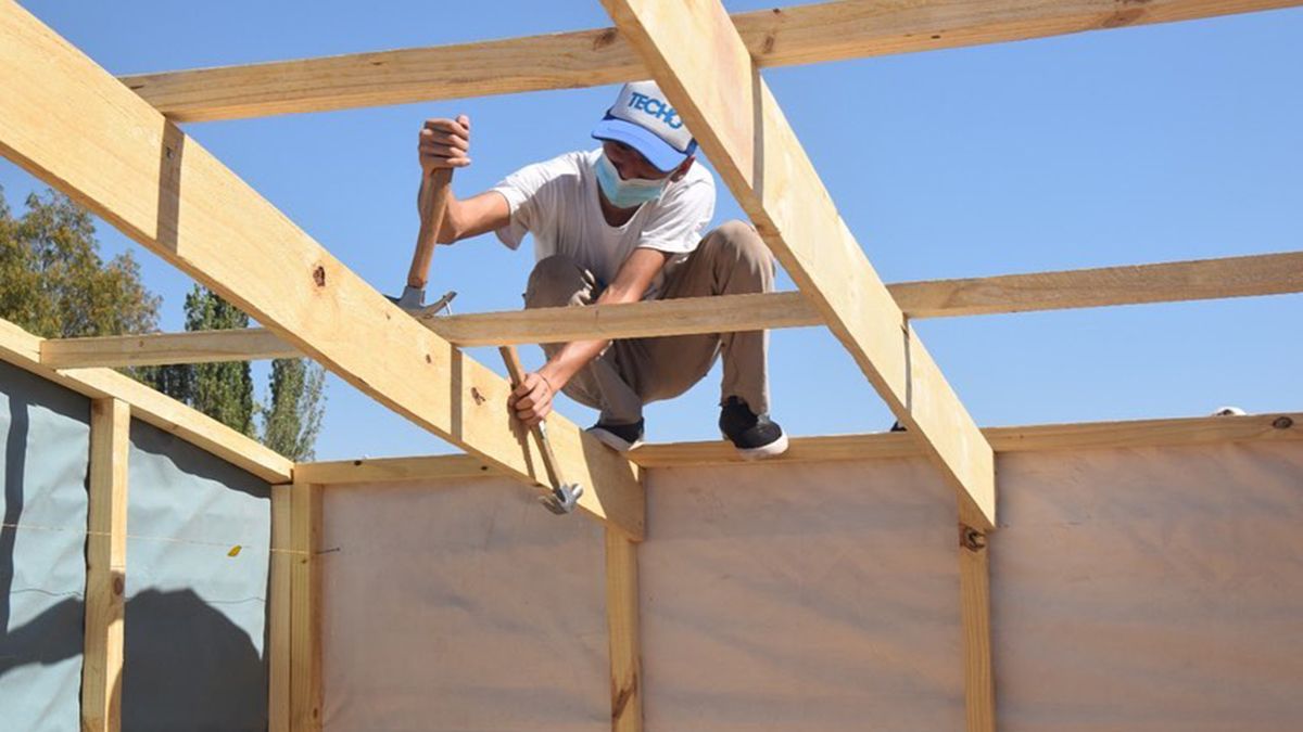 La organización TECHO busca ayudar solidariamente a las familias más vulnerables para que tengan un hábitat más digno y con los servicios básicos.