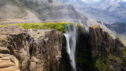 Es uno de los lugares más escondido de Chile y posee una de las cascadas más bellas del mundo
