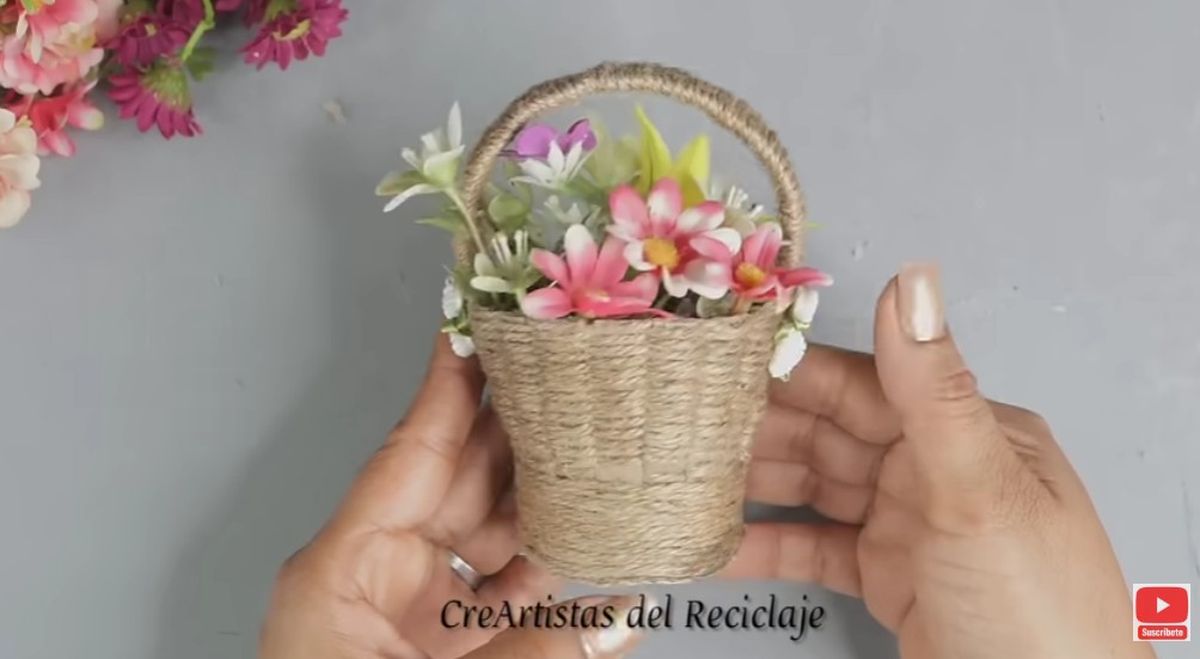 Así de fácil podrás tener una canasta minimalista como adorno. Así de fácil podrás tener una canasta minimalista como adorno.