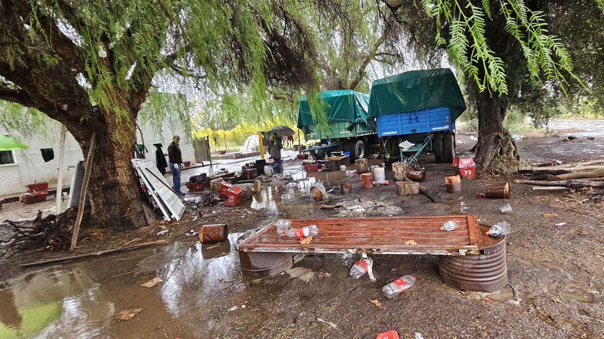 Hicieron un allanamiento en toda la finca en busca de elementos que sirvan para la causa. Hicieron un allanamiento en toda la finca en busca de elementos que sirvan para la causa.