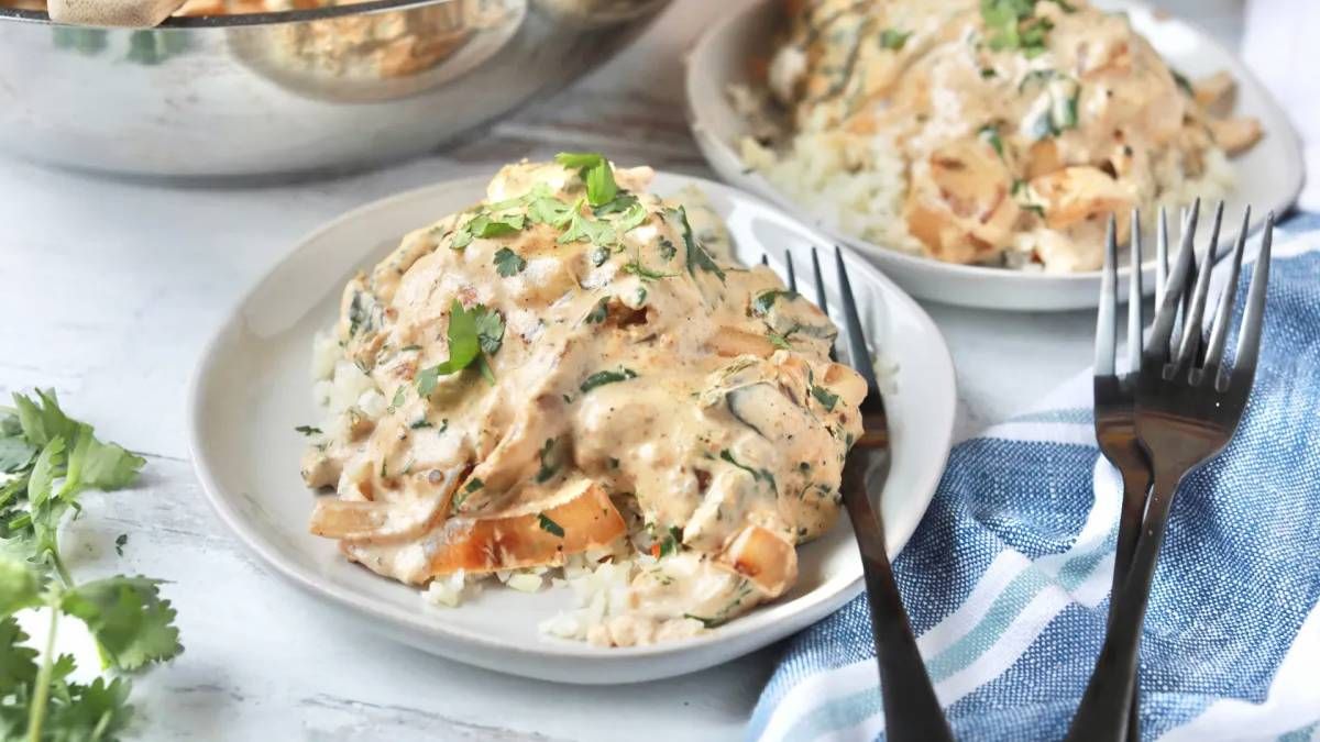El pollo al verdeo se sirve con papas noissette, aunque suele acompañarse de arroz blanco. El pollo al verdeo se sirve con papas noissette, aunque suele acompañarse de arroz blanco.