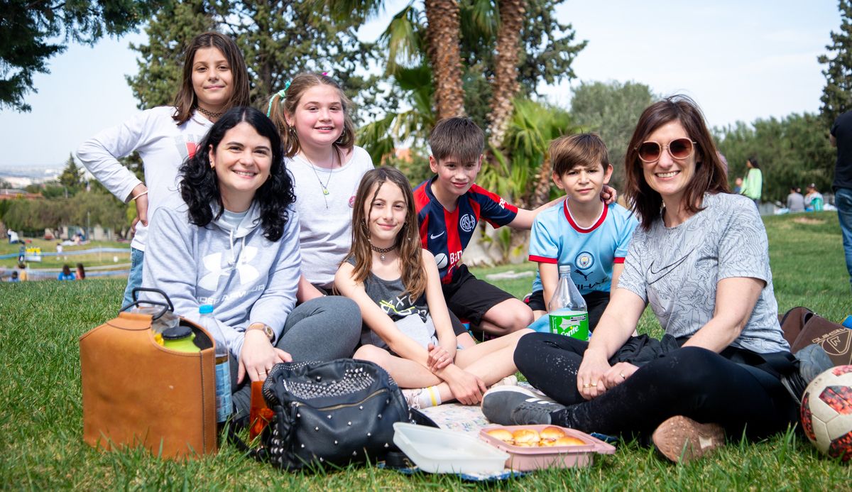 Fabiana Romera y la vecina de Dalvian, Valeria Arévalo, llevaron todo tipo de sándwiches para sus hijos Juliana, Agostina, Delfina, Santiago y Octavio. Fabiana Romera y la vecina de Dalvian, Valeria Arévalo, llevaron todo tipo de sándwiches para sus hijos Juliana, Agostina, Delfina, Santiago y Octavio.