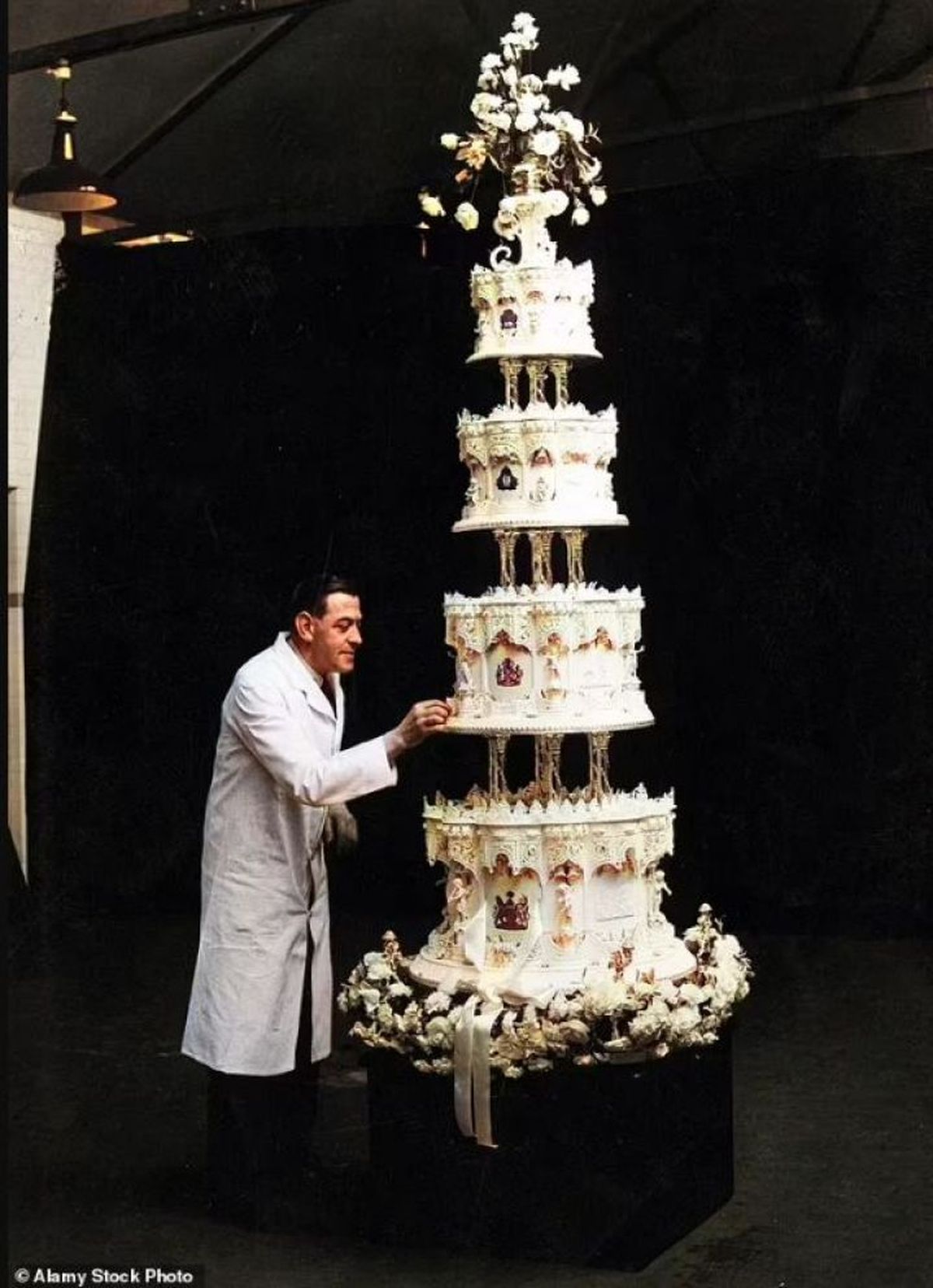 Este pastel fue elaborado por una gran cantidad de cocineros. Este pastel fue elaborado por una gran cantidad de cocineros.