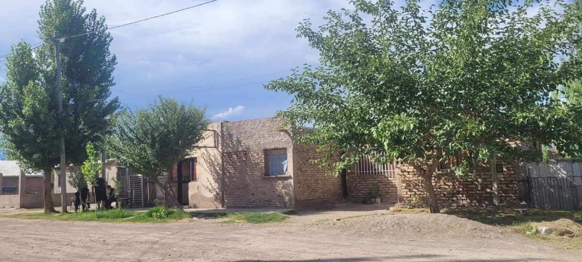 A la izquierda se puede ver a los dos policías sentados, que funcionan de custodia de la casa de los detenidos. Luego de que vecinos de la zona, enojados por el asesinato de Benjamín, incendiaran la casa de la familia Pérez la noche de Navidad. A la izquierda se puede ver a los dos policías sentados, que funcionan de custodia de la casa de los detenidos. Luego de que vecinos de la zona, enojados por el asesinato de Benjamín, incendiaran la casa de la familia Pérez la noche de Navidad.