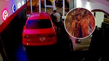 Video: un borracho robó un auto de una concesionaria y chocó a las cinco cuadras