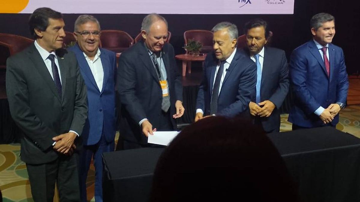 Los gobernadores reunidos en la Mesa del Cobre en la Cumbre de Minería Sostenible de Mendoza. Los gobernadores reunidos en la Mesa del Cobre en la Cumbre de Minería Sostenible de Mendoza.