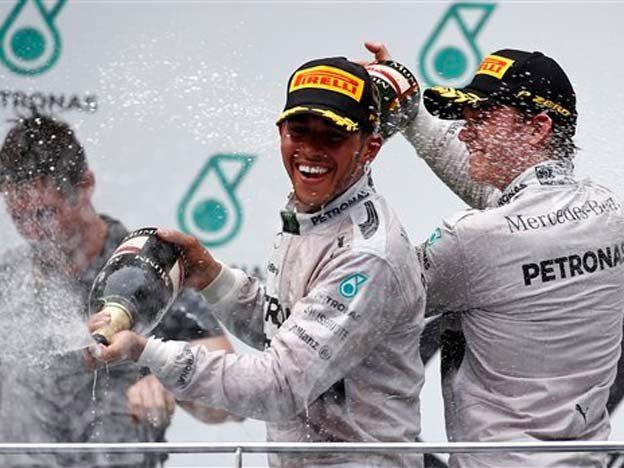 Hamilton ganó en Malasia y Mercedes hizo el 1-2
