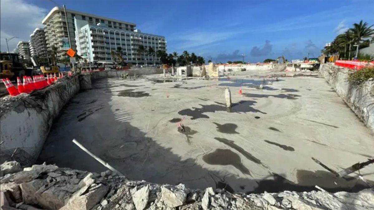 Así quedó el sitio del derrumbe en Miami luego de los trabajos de demolición.