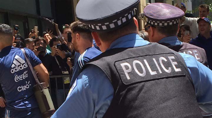 Momento de tensión por una fan que se lanzó sobre Messi