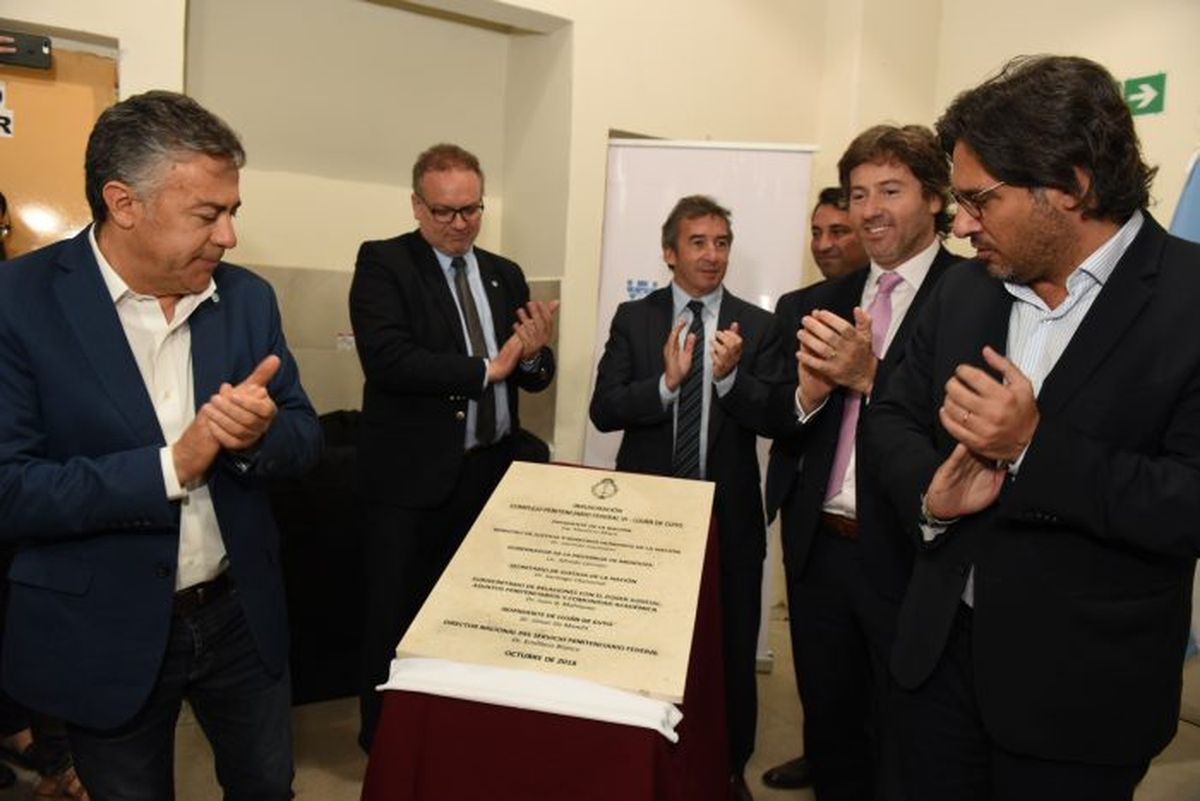 Cornejo durante la inauguración de un penal. Cornejo durante la inauguración de un penal.