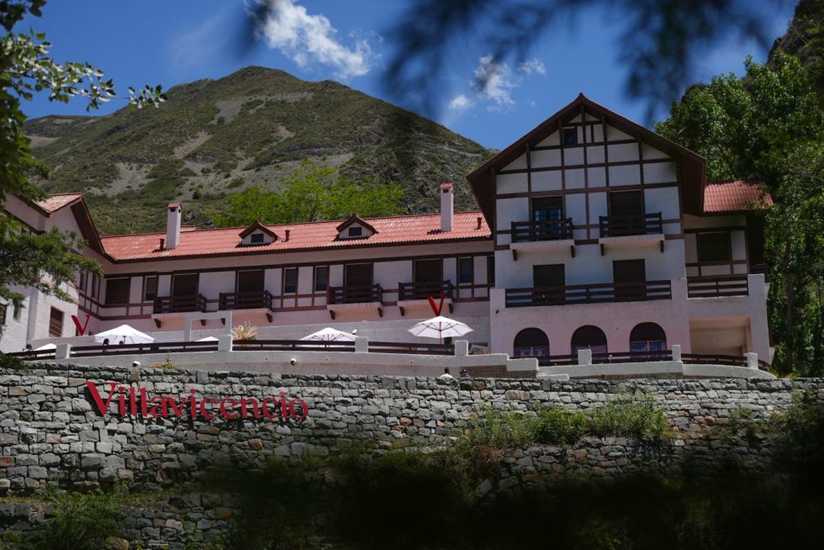 El hotel Villavicencio ostenta el lujo de los hospedajes del siglo pasado. Hay algunos espacios abiertos al público pero no está habilitado para alojarse.