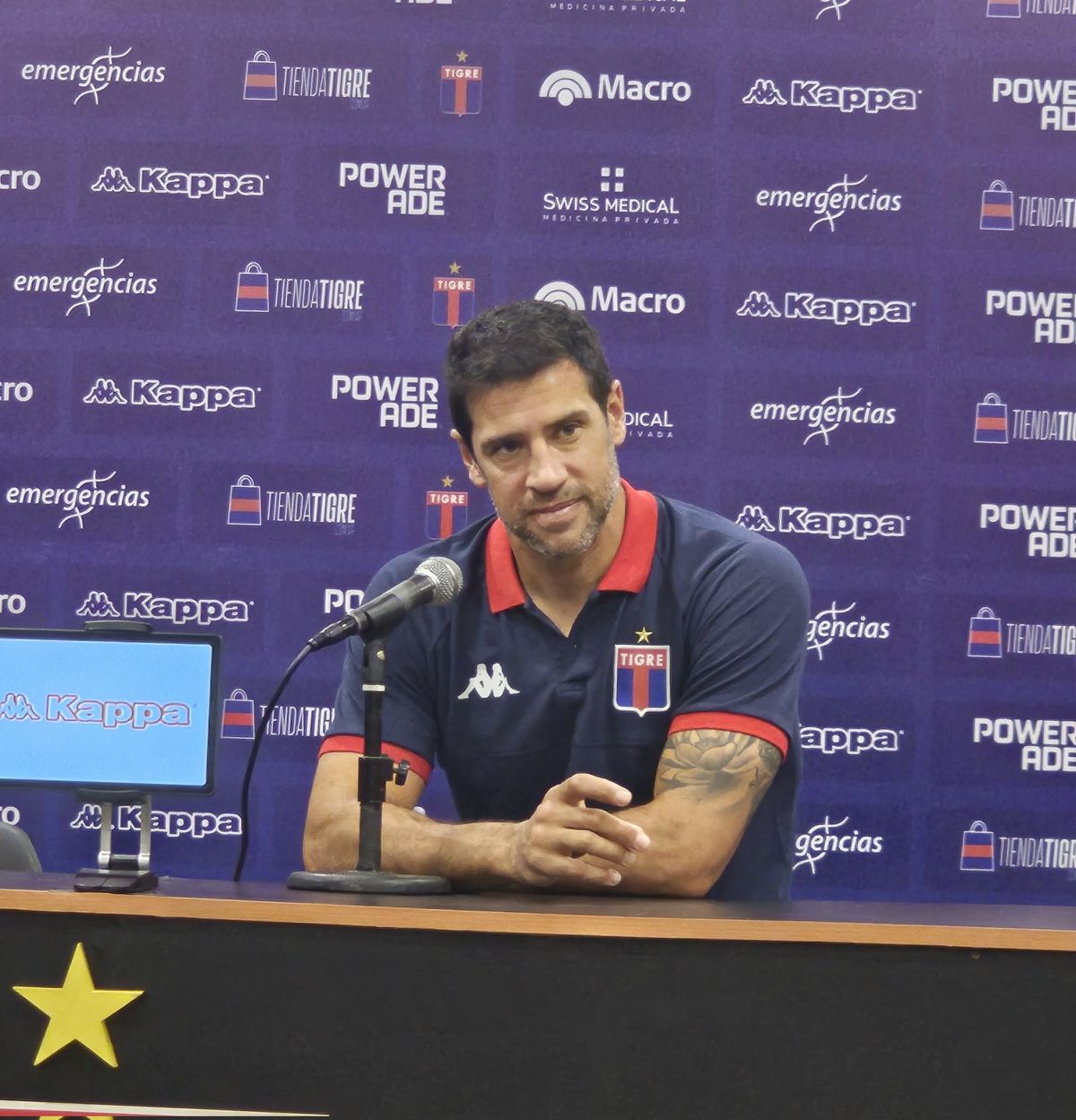Sebastián Domínguez vivió un incómodo momento en conferencia de prensa tras una nueva derrota al frente de Tigre. Sebastián Domínguez vivió un incómodo momento en conferencia de prensa tras una nueva derrota al frente de Tigre.