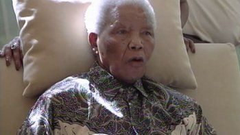 Nelson Mandela sigue delicado de salud pero estable tras ser internado