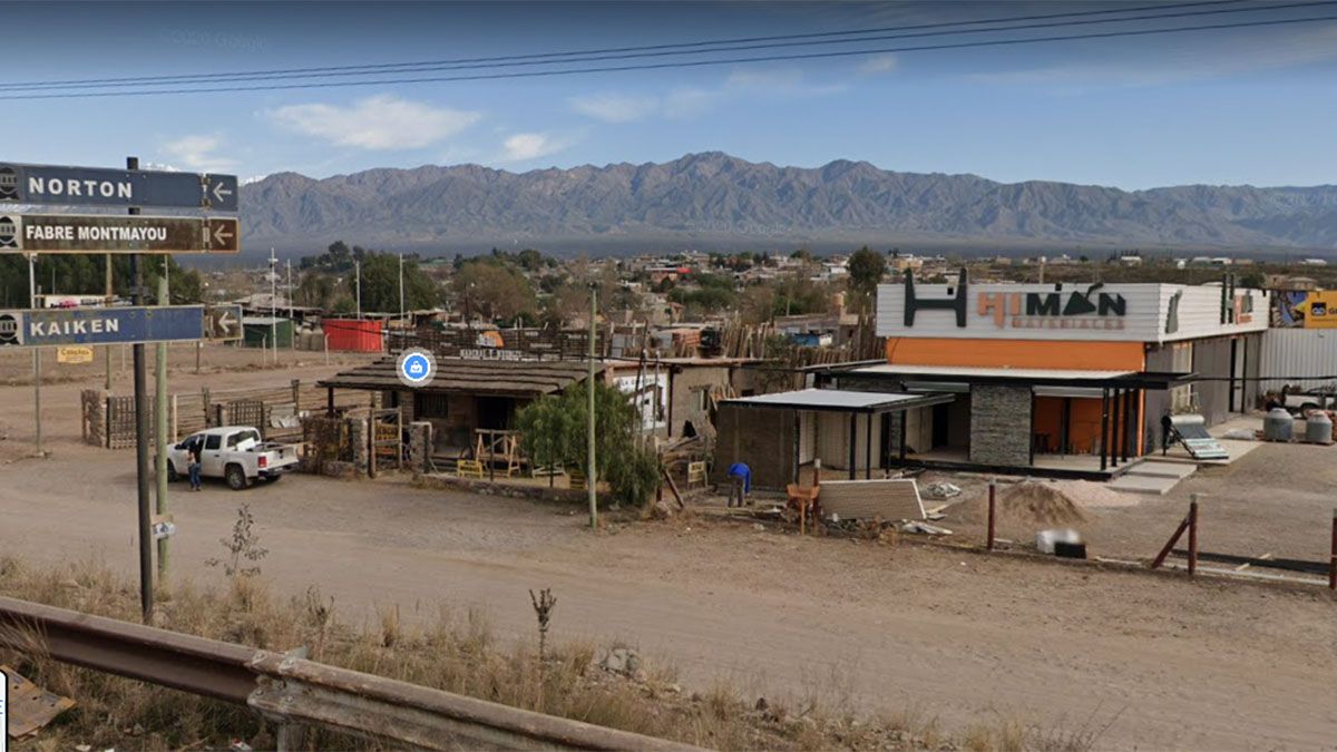 Seis empleados y dos clientes fueron asaltados por una banda de delincuentes en el negocio de materiales para la construcción.