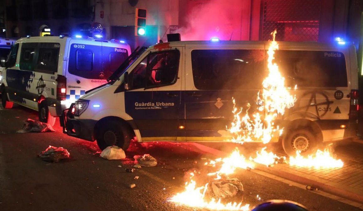 Durante una nueva jornada de protestas reclamando la libertad del rapero Pablo Hasel, un grupo de manifestantes prendió fuego un vehículo de la Guardia Urbana de Barcelona