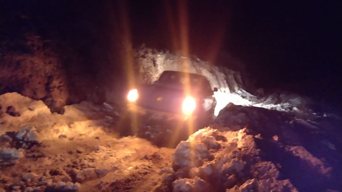 Las 10 personas viajaban en 4 vehículos desde Uspallata hacia Villavicencio donde quedaron atascados por la nieve. Las 10 personas viajaban en 4 vehículos desde Uspallata hacia Villavicencio donde quedaron atascados por la nieve.