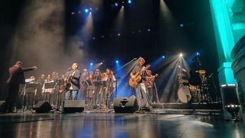 El legado de Cerati vibró en el Teatro Independencia con un despliegue local de primer nivel