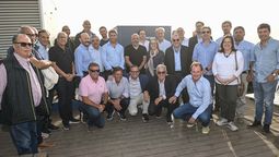 Esfuerzo. Sergio Marinelli y Rodolfo Suarez debieron agacharse para lla foto grupal de la delegación argentina en Israel.