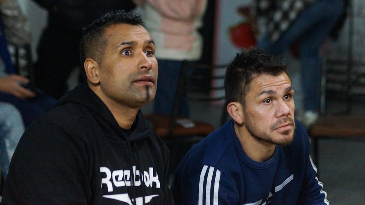 Yoni y el Cotón. Jonathan Barros y Juan Carlos Reveco en su nueva función como entrenadores de boxeo amateur. Yoni y el Cotón. Jonathan Barros y Juan Carlos Reveco en su nueva función como entrenadores de boxeo amateur.