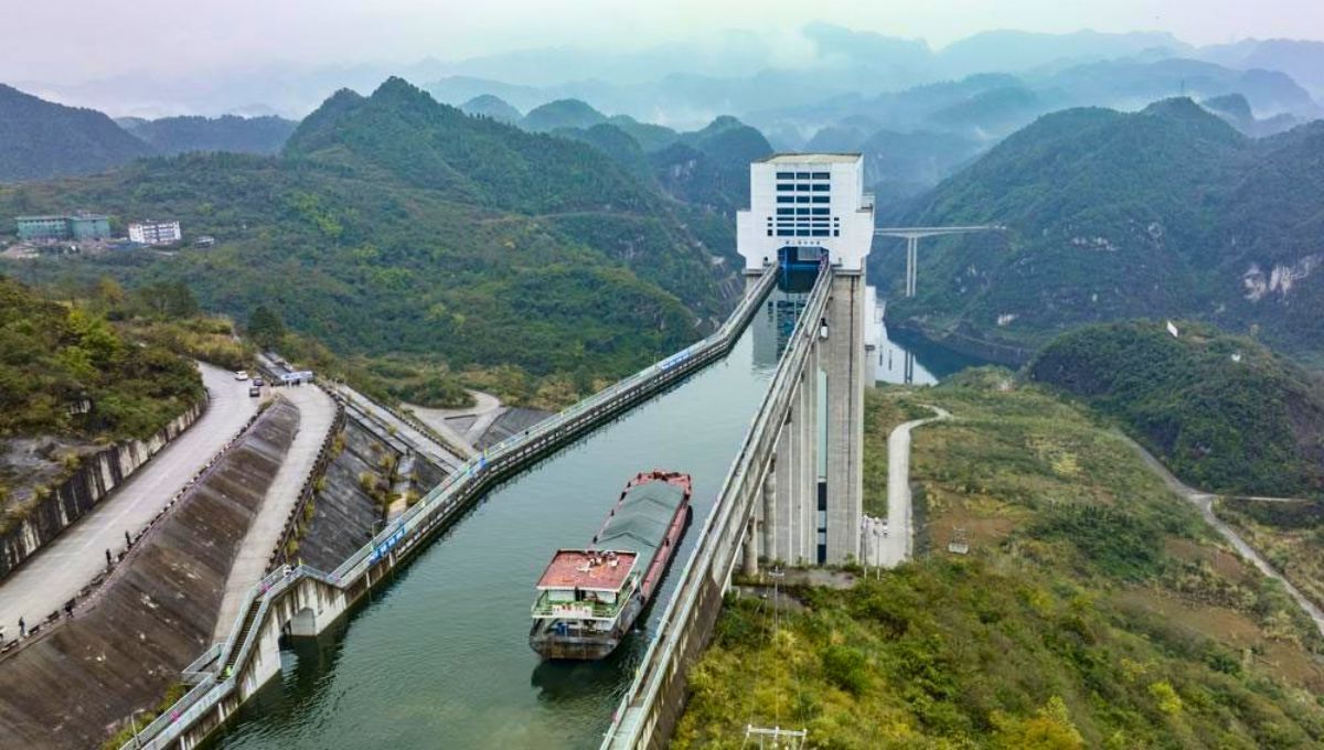 Los barcos en China que navegan por la montaña a 200 metros de altura gracias a una monumental construcción