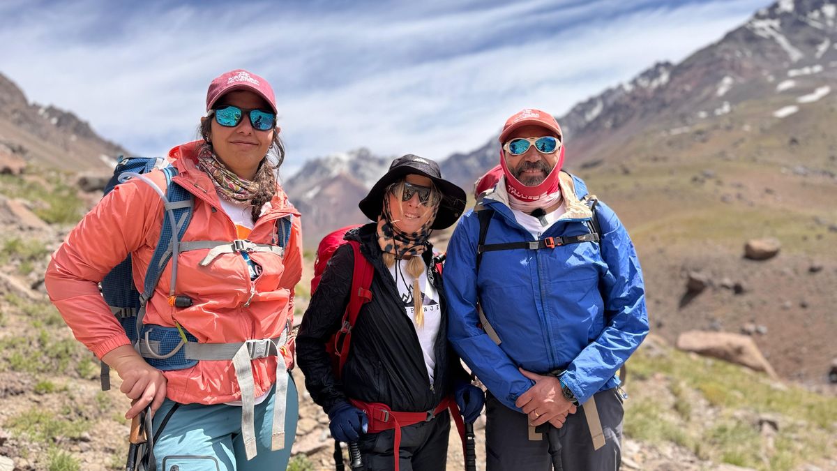 Felicitas Oyhenart junto con Magalí Silva y Pablo Forconi, líderes de la logística de la expedición Aconcagua, crónicas de la cumbre. Felicitas Oyhenart junto con Magalí Silva y Pablo Forconi, líderes de la logística de la expedición Aconcagua, crónicas de la cumbre.