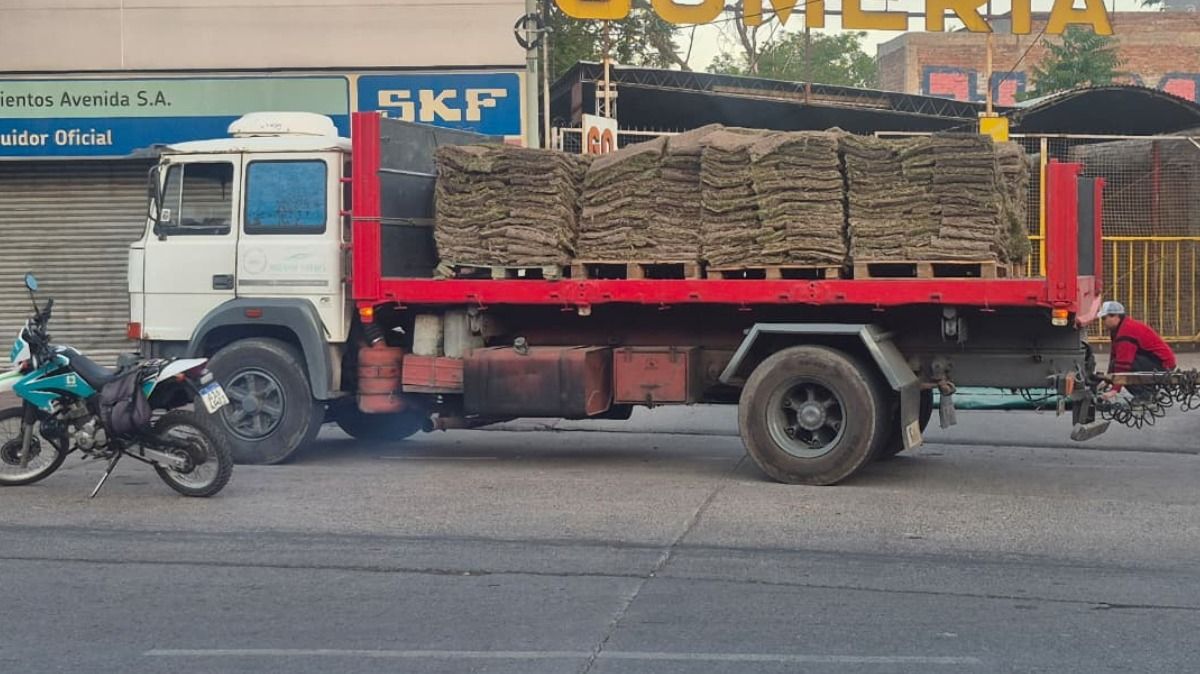 Un camión con champas durante la mañana de este miércoles, en las inmediaciones del Nudo Vial de Mendoza. Un camión con champas durante la mañana de este miércoles, en las inmediaciones del Nudo Vial de Mendoza.