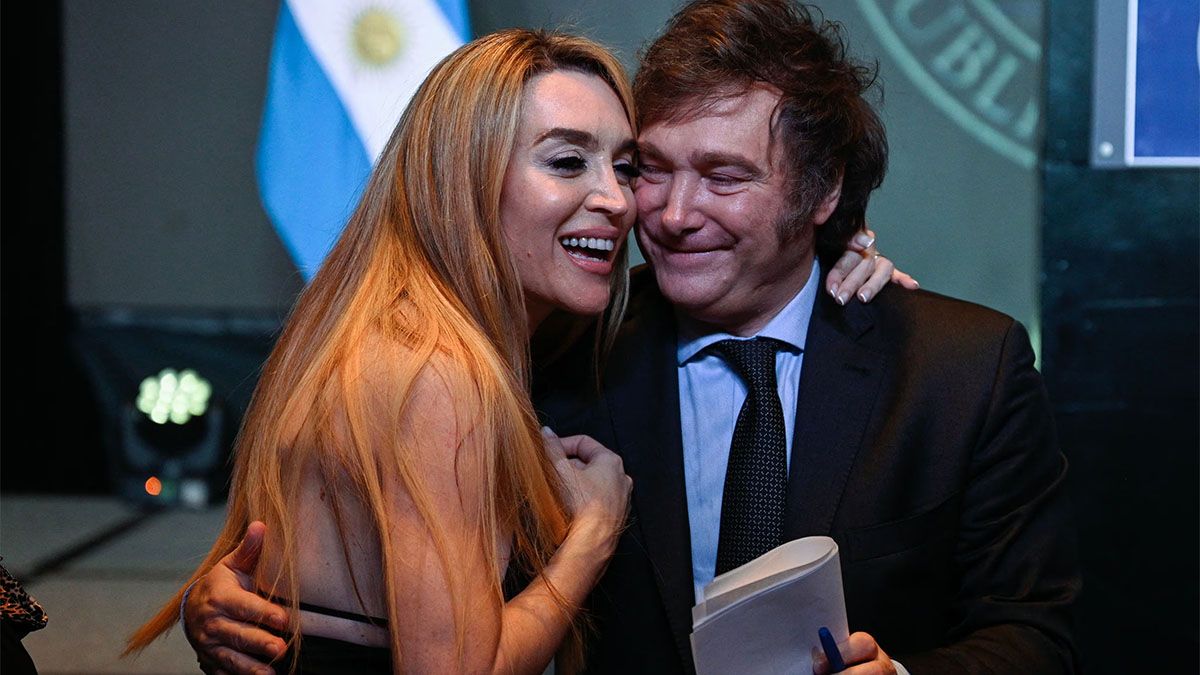 El romance de Milei y Fátima Florez parece favorecerlos. Ella llena teatros. Y él muestra contornos menos ásperos.