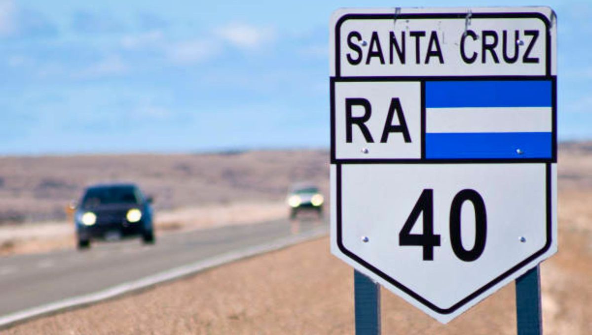 Santa Cruz es una provincia en la Patagonia argentina en el sur del país. Se ubica entre la cordillera de los Andes al oeste y el océano Atlántico al este. Santa Cruz es una provincia en la Patagonia argentina en el sur del país. Se ubica entre la cordillera de los Andes al oeste y el océano Atlántico al este.