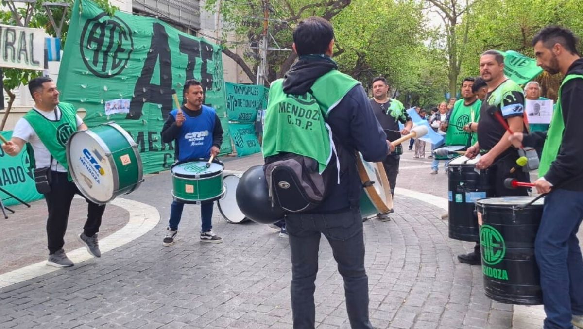 ATE protestó en las afueras de la Legislatura. ATE protestó en las afueras de la Legislatura.