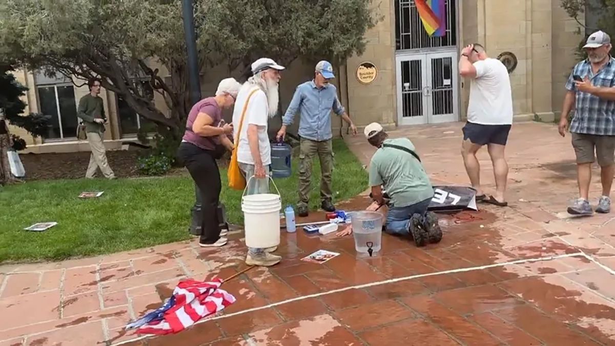 Captura de video de una persona recibiendo atención tras el ataque de un hombre acusado de prender fuego a varias personas en Boulder Colorado en Estados Unidos. Crédito: EFE/ Rastreo de Redes.