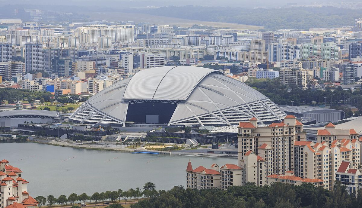 Singapore National Stadium (Asia), parte del Singapore Sports Hub, incorpora varias estrategias de dise&ntilde;o ambiental. Cr&eacute;dito: Wikipedia.