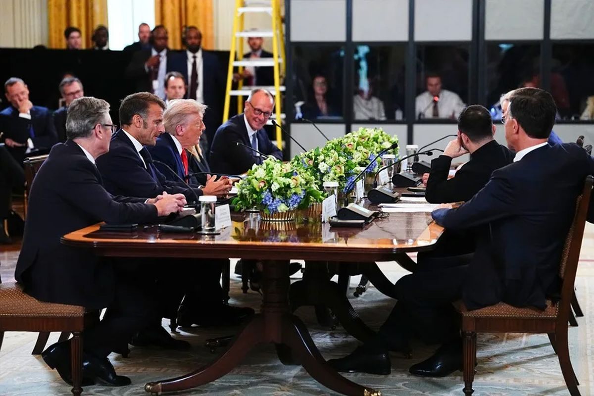 El presidente estadounidense, Donald Trump, rodeado de varios líderes de Europa durante una reunión con su homólogo de Ucrania, Volodímir Zelenski, hoy 18 de agosto de 2025, en la Casa Blanca. Crédito: EFE/Aaron Schwartz/Pool. El presidente estadounidense, Donald Trump, rodeado de varios líderes de Europa durante una reunión con su homólogo de Ucrania, Volodímir Zelenski, hoy 18 de agosto de 2025, en la Casa Blanca. Crédito: EFE/Aaron Schwartz/Pool.