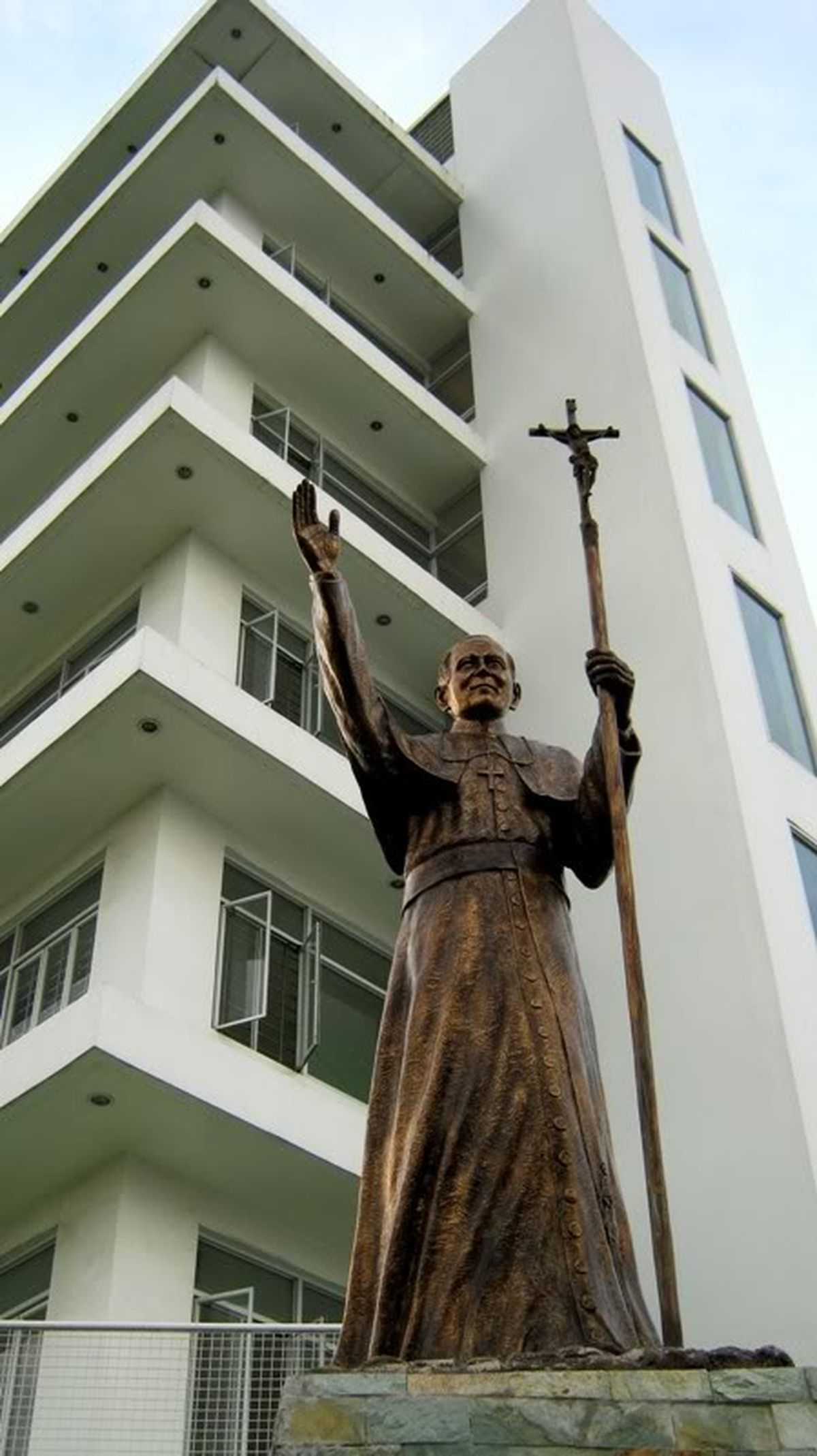 Ubicada en Bacolod, Filipinas, está la Torre Juan Pablo II y junto a ella, la estatua. Ubicada en Bacolod, Filipinas, está la Torre Juan Pablo II y junto a ella, la estatua.