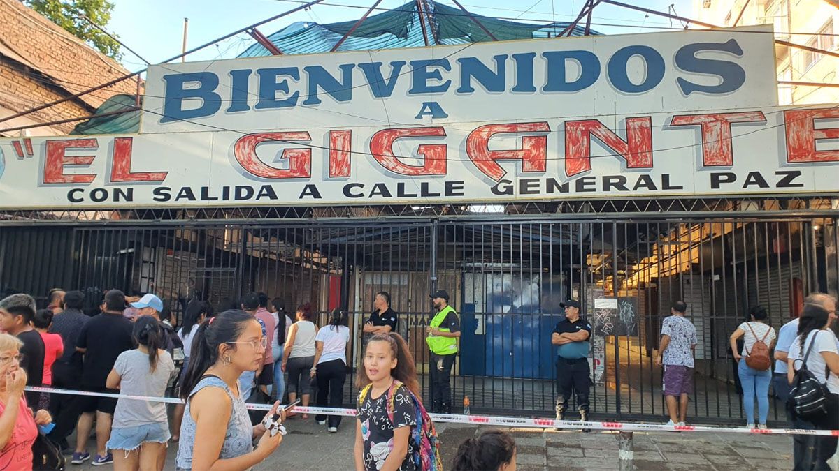 En El Gigante se incendiaron cuatro locales.