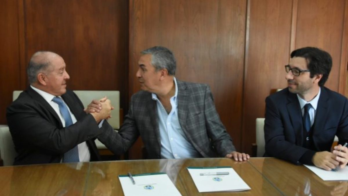 El ministro de Economía, Enrique Vaquié (en el centro) dio a conocer la firma del convenio con el Grupo BGH.