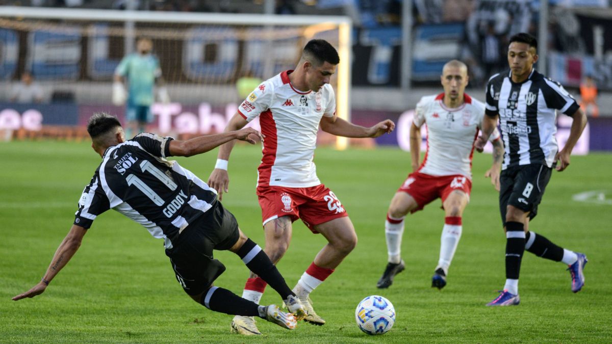 Huracán arrancó bien y pronto se puso en ventaja. Pero el Ferroviario santiagueño se lo dearía vuelta para ser finalista de la Copa Argentina. Huracán arrancó bien y pronto se puso en ventaja. Pero el Ferroviario santiagueño se lo dearía vuelta para ser finalista de la Copa Argentina.