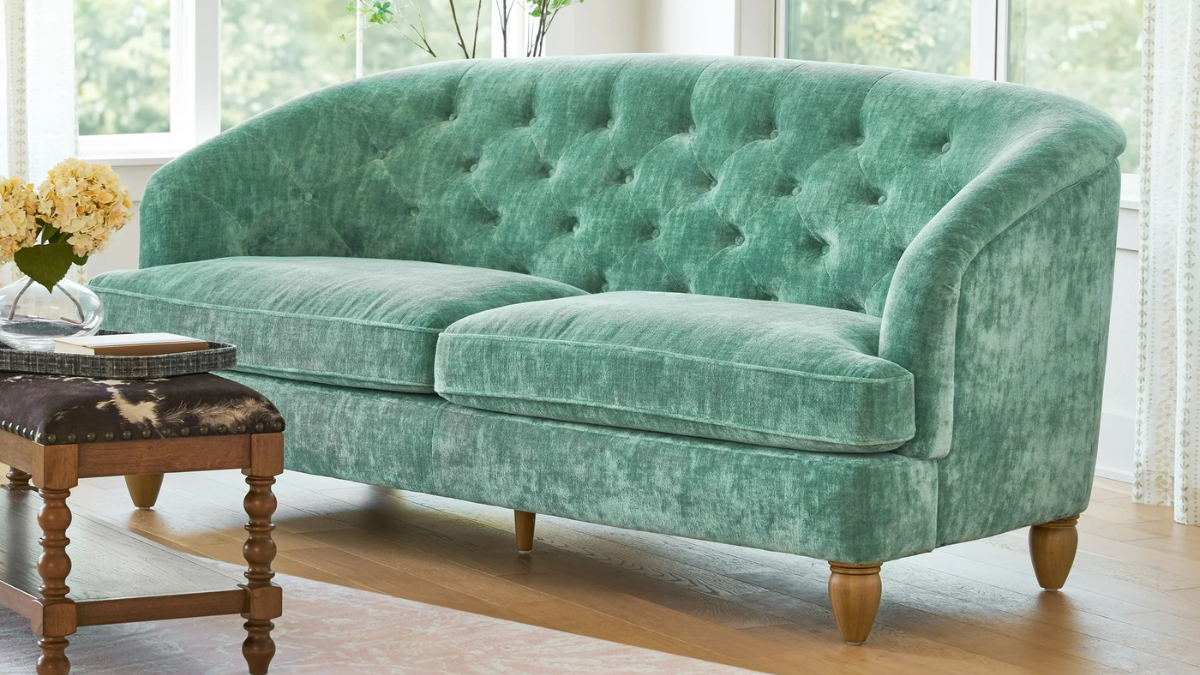 Walmart pone de oferta un elegante sofá color jade.