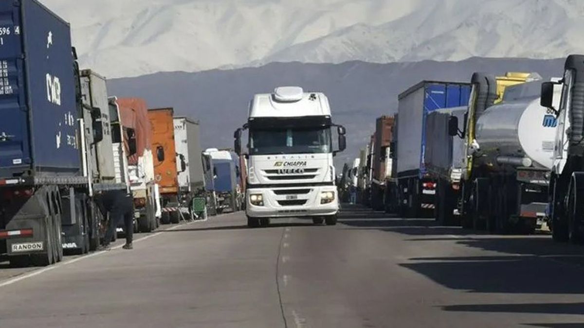 UCIM y Aprocam llevaron sus reclamos por el paso a Chile a una reunión con funcionarios nacionales.