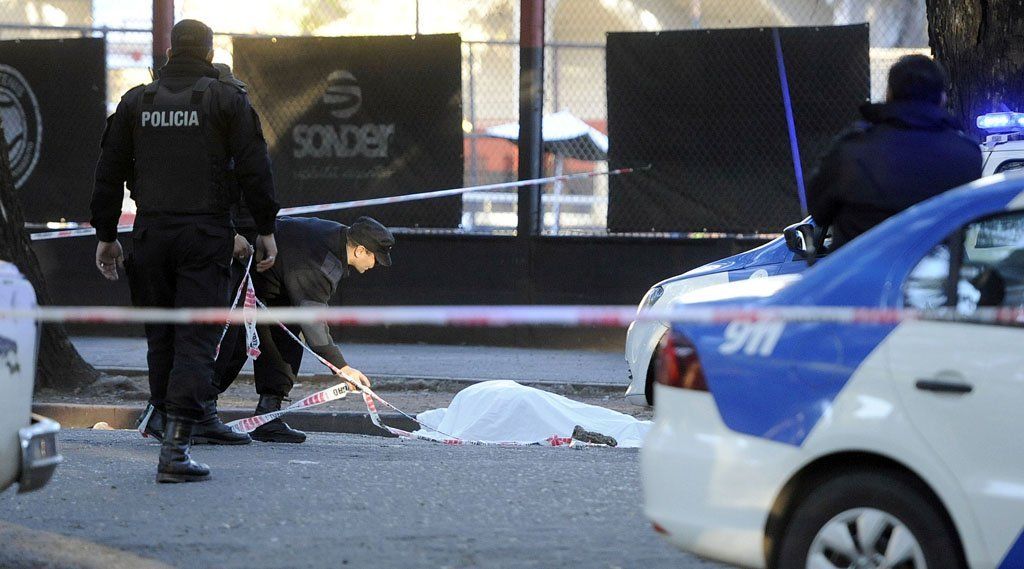 Matan a un cabecilla de la barra brava de Newells en la puerta del club